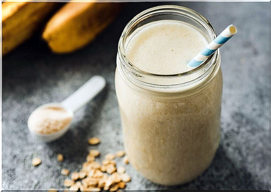 Banana and nut drink