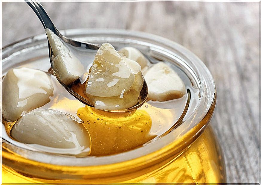 Garlic, honey and apple cider vinegar remedy to relieve a sore throat.