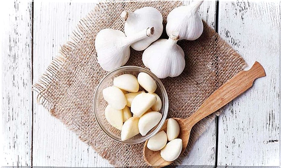 Garlic to remove warts