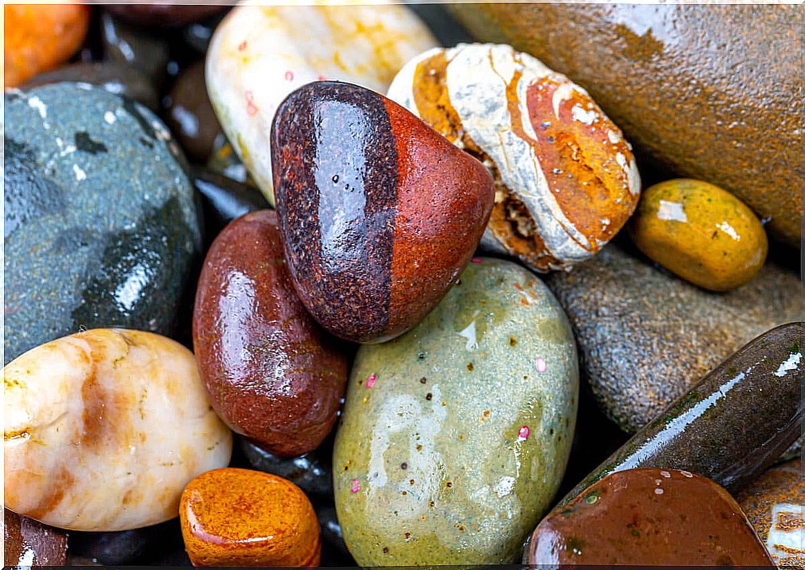 Decorative stones for the coaster.