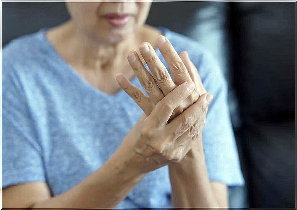 Older woman with rhizarthrosis.