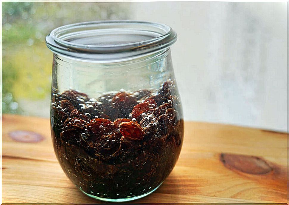 Glass with raisin water.