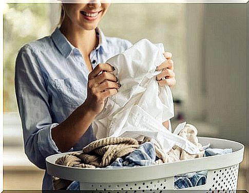 It is possible to remove oil stains on clothing.