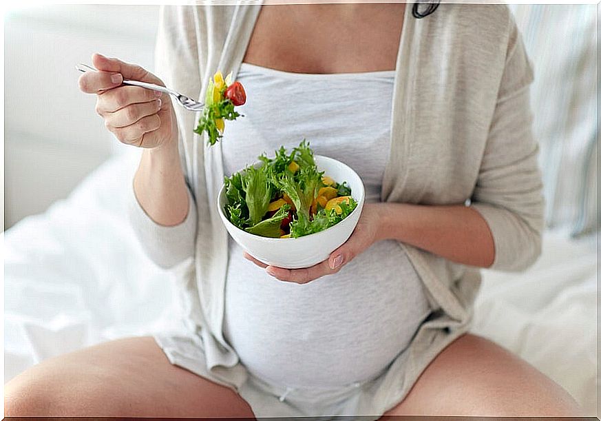 pregnant eating salad