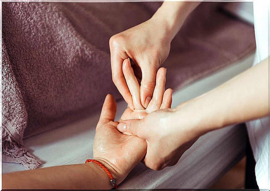 Massage for the joints of the hands.